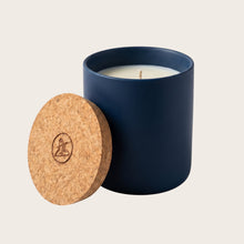 Cargar imagen en el visor de la galería, Vela Aromática Natural Ámbar Negro 310g